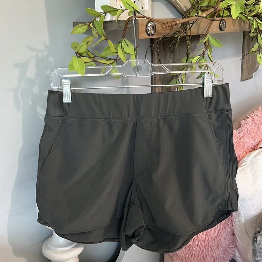 Athletic Shorts Gray New Women Small 4 Way Stretch